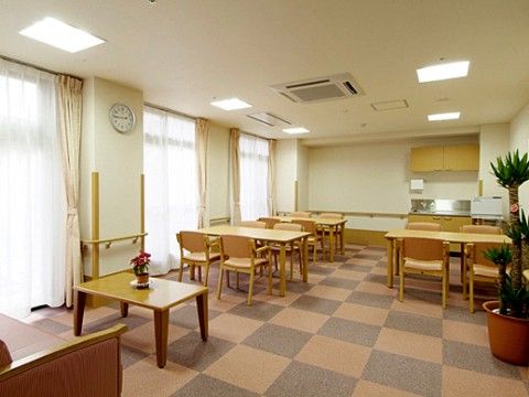 大きな窓から光の入る明るい食堂は、ツートーンカラーのカーペット敷きで、アットホームな雰囲気の穏やかな空間だ。