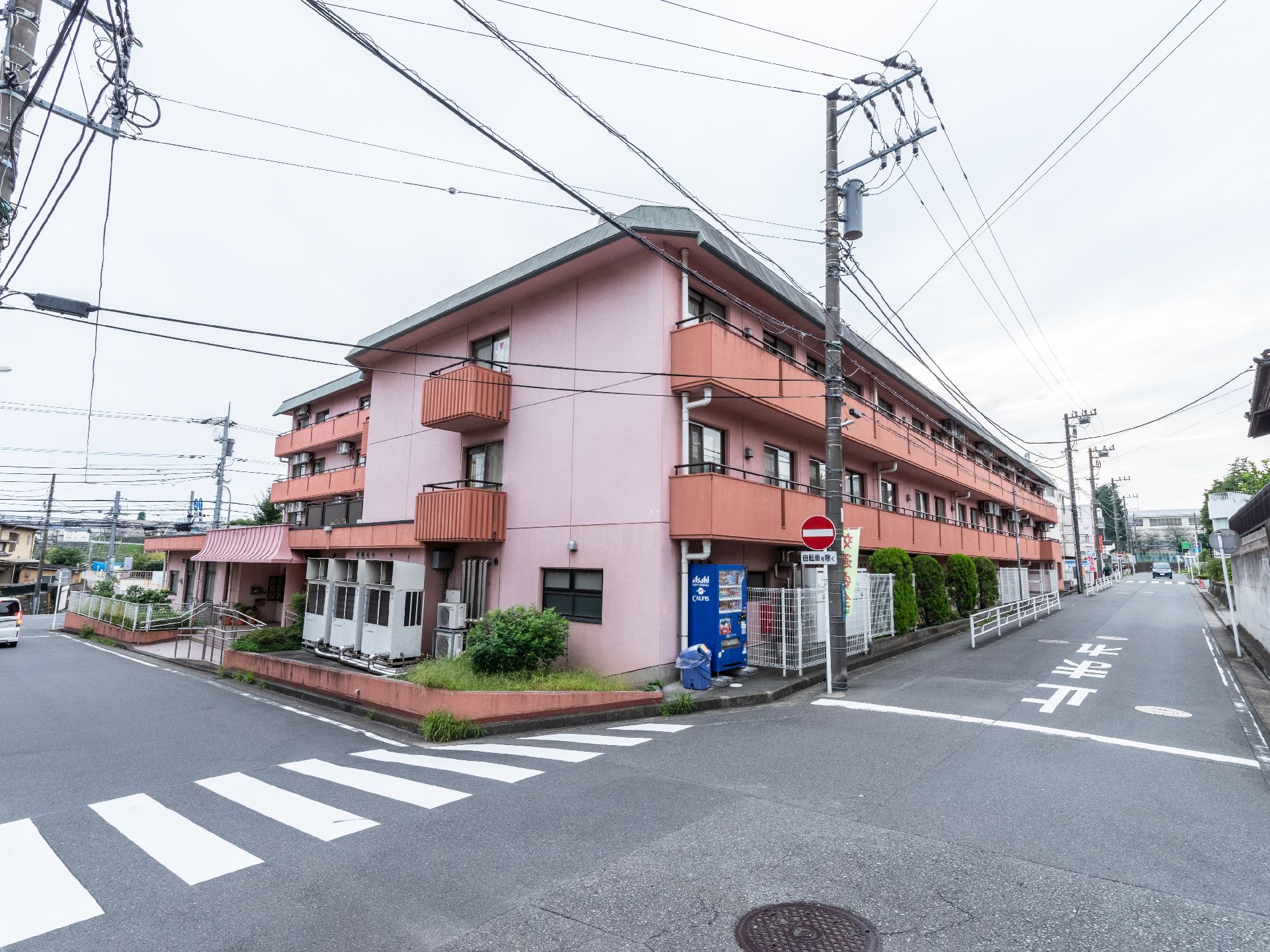 3階建ての介護付き有料老人ホーム