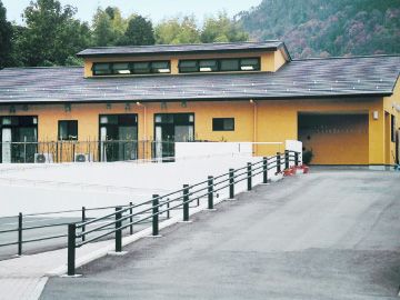 黄色い建物の外観