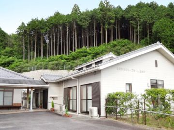 緑豊かな施設外観