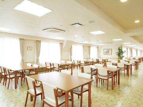 多くの窓から光が差し込んでいてとても明るく広い食堂