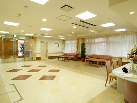 出入り口は自動ドアになっており、その上には非常口の誘導灯が付いている。受付のカウンターには花が飾られており、パンフレットなどが置かれている。