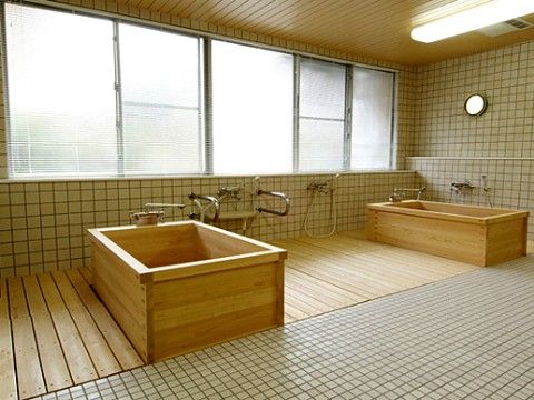 広い浴室には、ひのきの浴槽が2か所に設置されている。すりガラスになった大きな窓には、ブラインドが付いている。