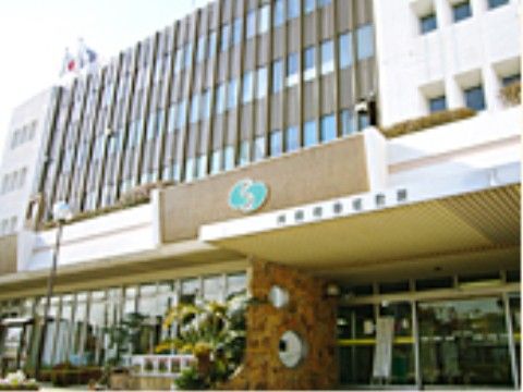 4階建ての公共施設である。1階はガラス張りであり、玄関には大きなひさしがあり扉は自動ドアである。建物前には植栽がある。