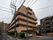 日当たりの良い6階建ての施設