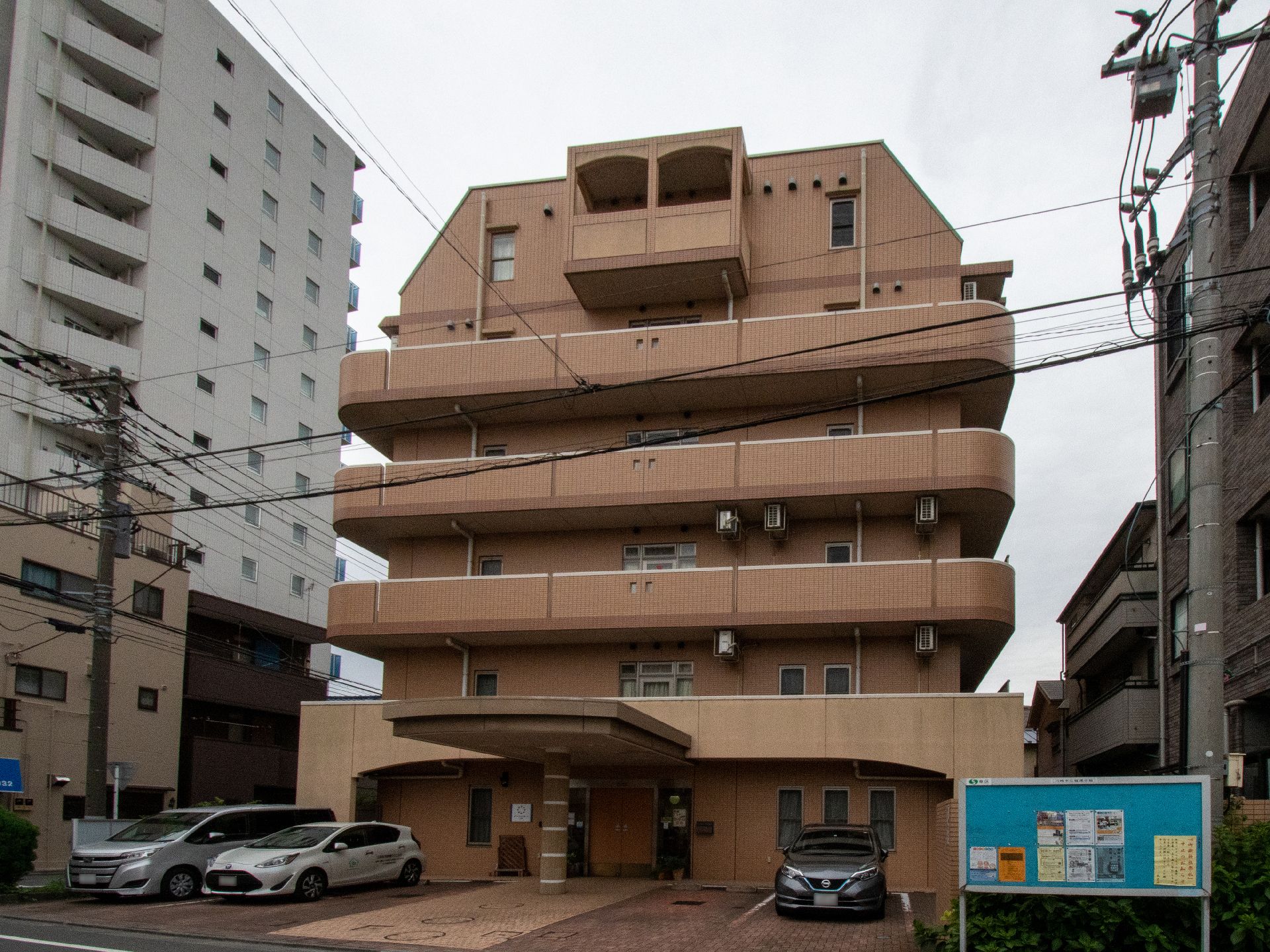 駐車場を完備した6階建ての施設