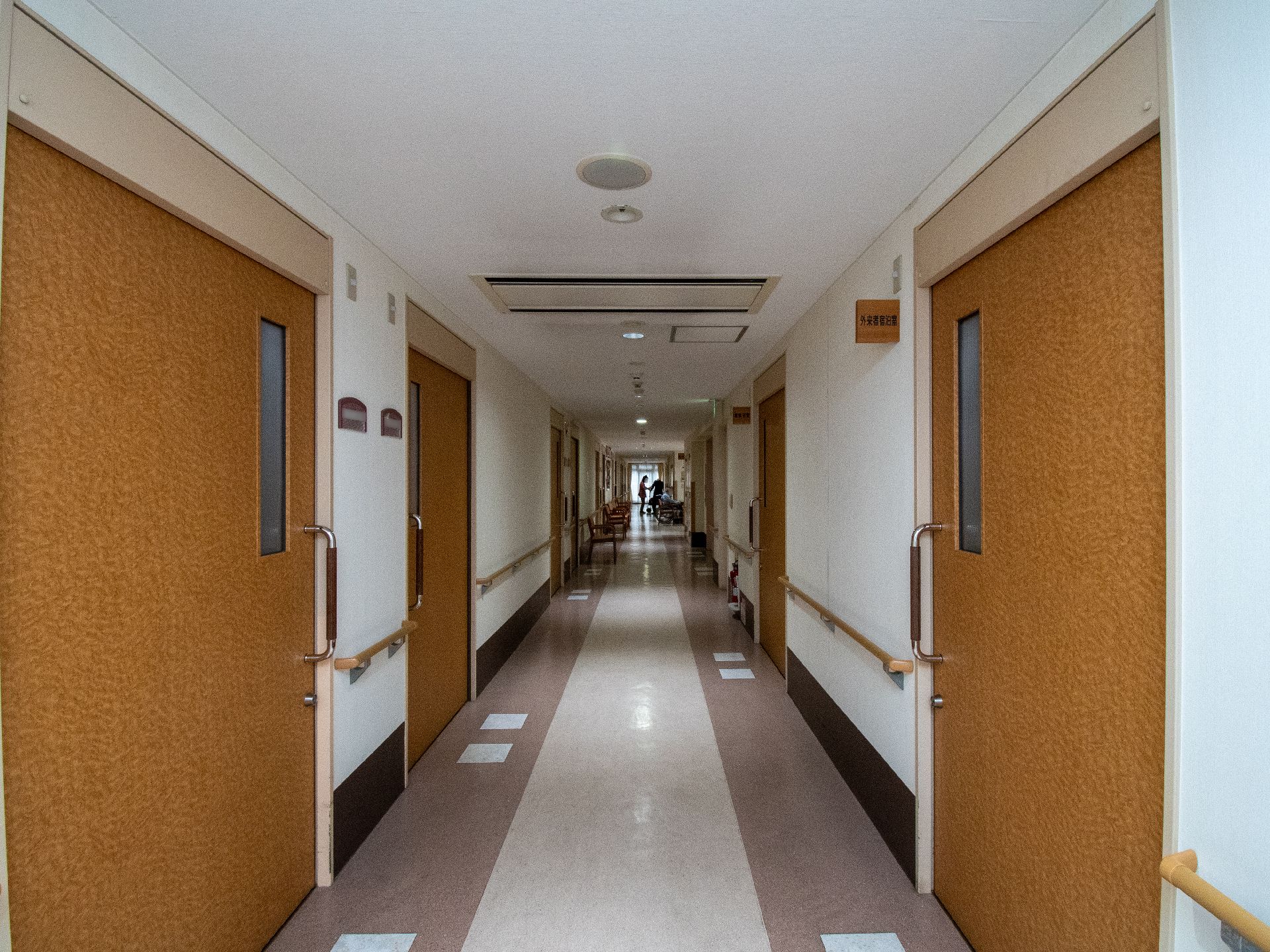 手すりを備えた廊下