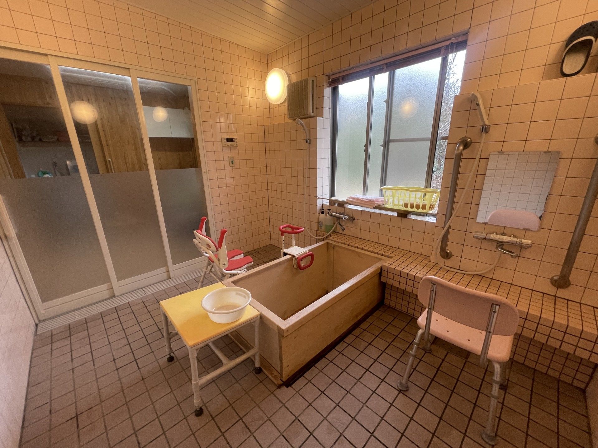 広々とした浴室