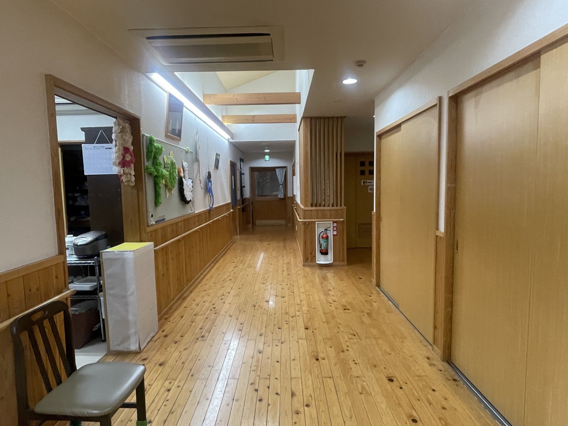 木目調の廊下