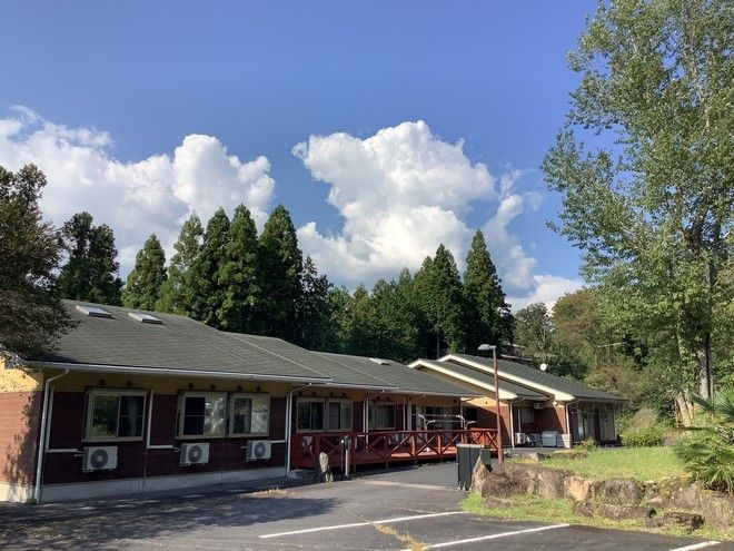 緑に囲まれた建物外観