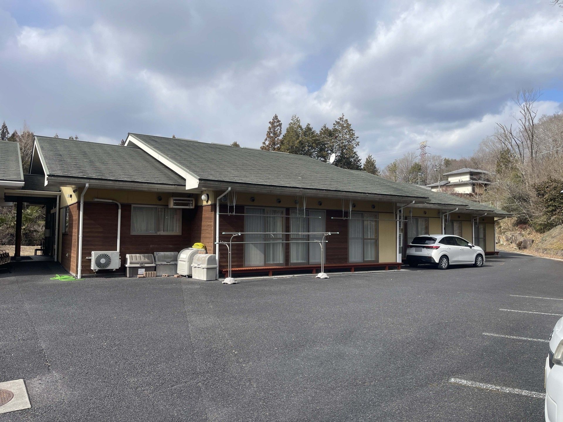 駐車場のある建物外観