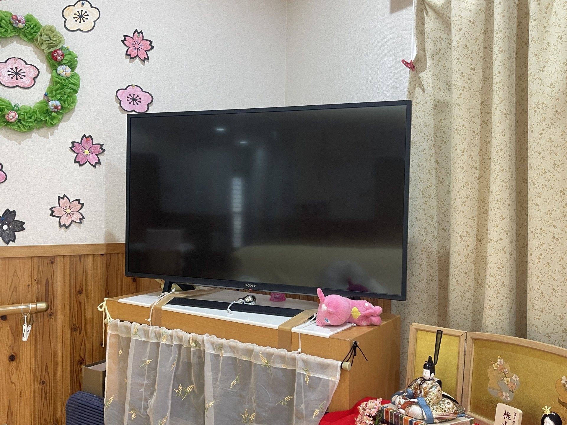 飾りがあるテレビの部屋