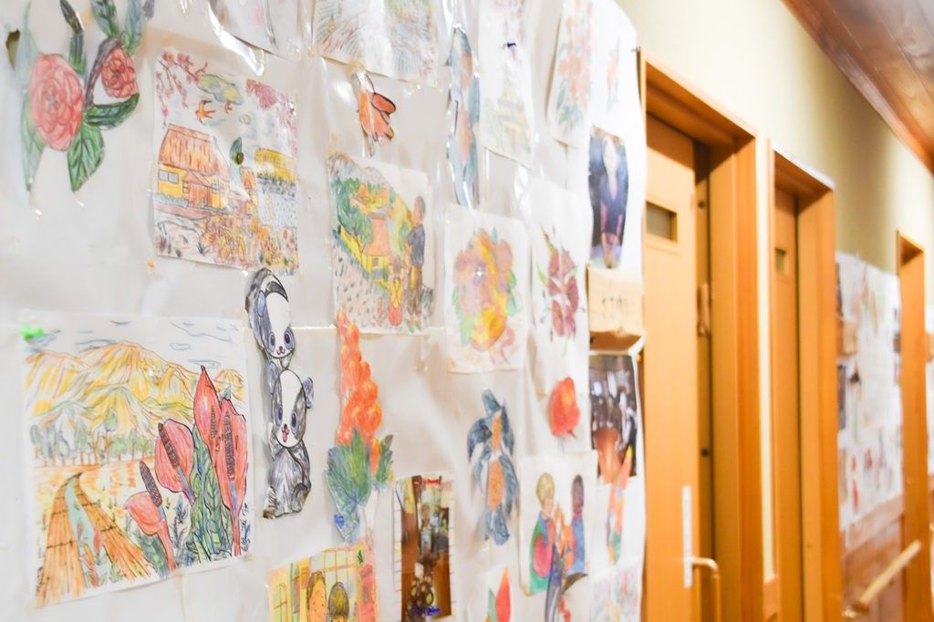 手描きの絵が飾られた廊下