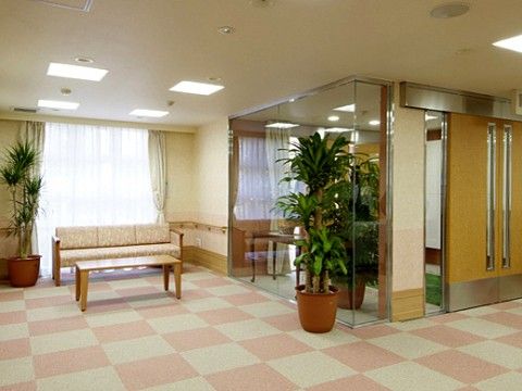 エントランスホールには、高級ホテルのような植物が並んでいる。ソファも白い洋風のもので、明るい印象を受ける。