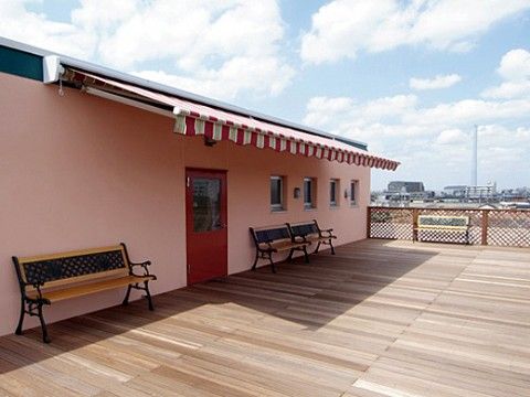 周りに高い建物がないので、テラスではとても開放感がある。気分転換したいときにベンチに腰掛けて過ごすことができる。