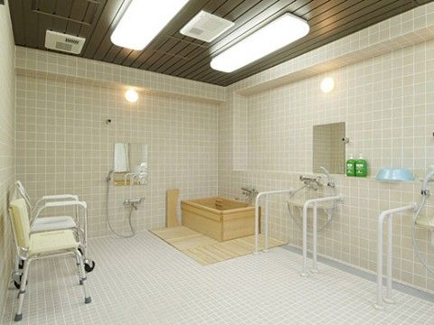 広々としていて、ひのきの浴槽がある浴室である。車輪付きの椅子が設置してあるので、足腰に不安がある方も快適に利用できる。