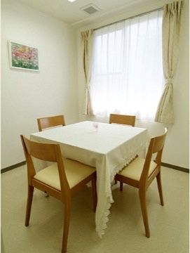 テーブルには白のクロスが敷いてあり、清潔感がある。こちらで、落ち着いた自分の時間を作ることもできる。