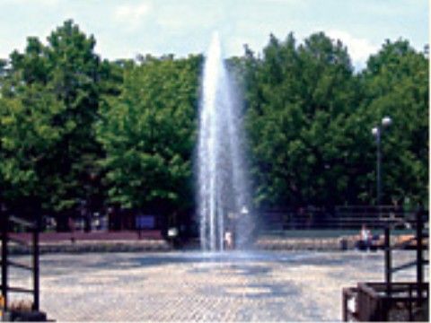 施設の近くには噴水がある公園がある。気分転換をしたい時や健康のために公園を歩くなど、さまざまな利用ができる。