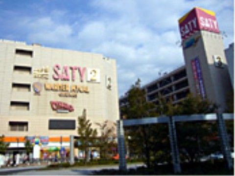 施設の周りはとても栄えていて、大型のショッピングモールも近隣にある。来訪者様もそちらに立ち寄ってから施設に来ることができる。