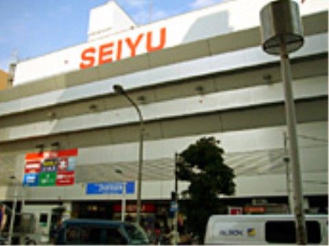多数の店舗が入る大型商業施設が施設の近くにある。急に必要になったものや日用品などを揃えることができる。