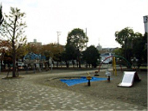 公園も施設の近くにある。公園のベンチに座ってゆっくり過ごしたり、子供達が遊んで眺めたり、気軽にリフレッシュできる環境である。