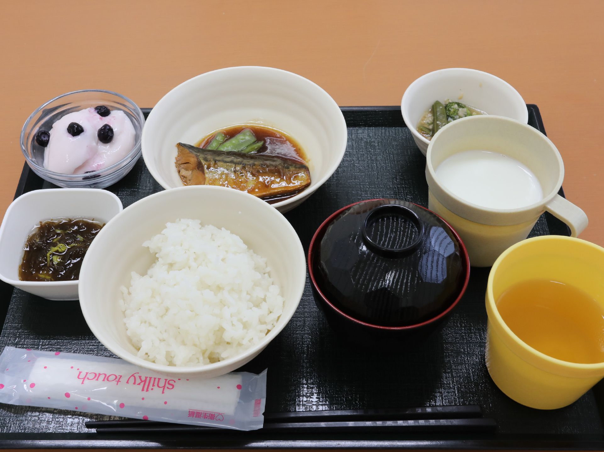 魚の煮つけとご飯やデザートのセット