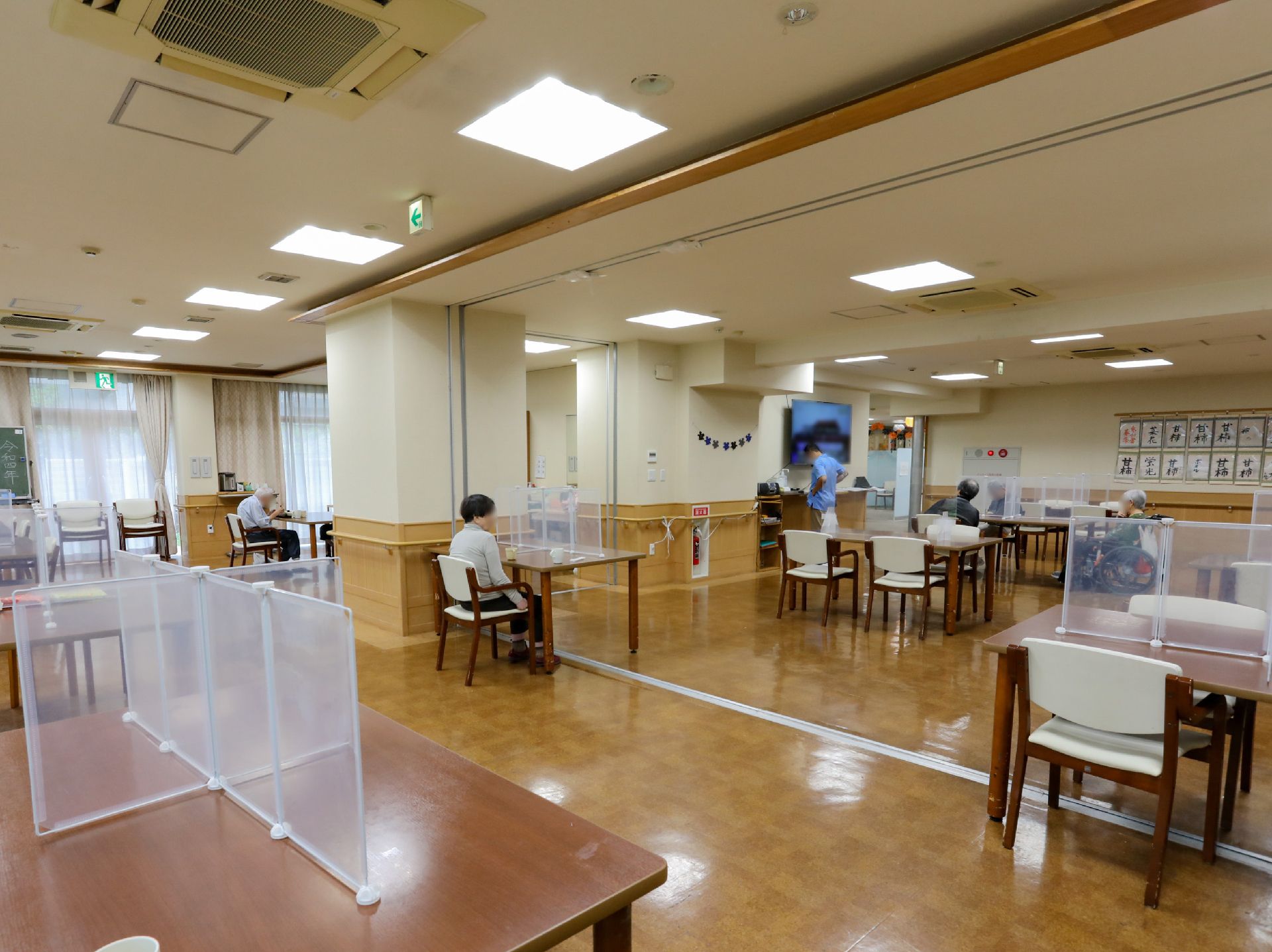パーテーションを設置した食堂