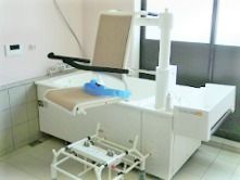 リフトが設置された大きな白い浴槽。椅子に座ったまま移動ができる。