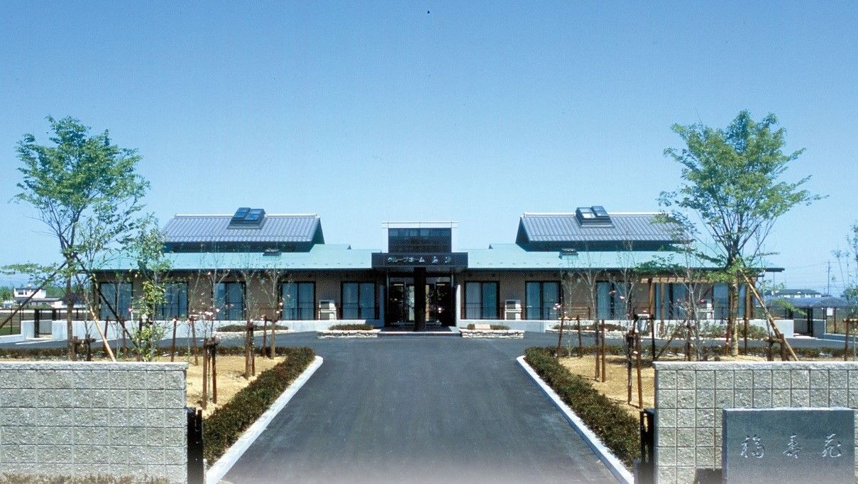 広いエントランスの建物