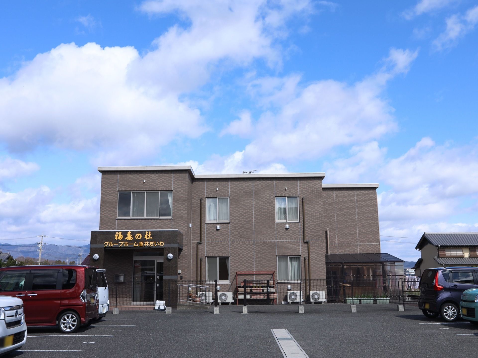 ブラウンで統一された高級感のある施設である。建物の入口の屋根には、金色の大きな文字で施設名が書かれている。