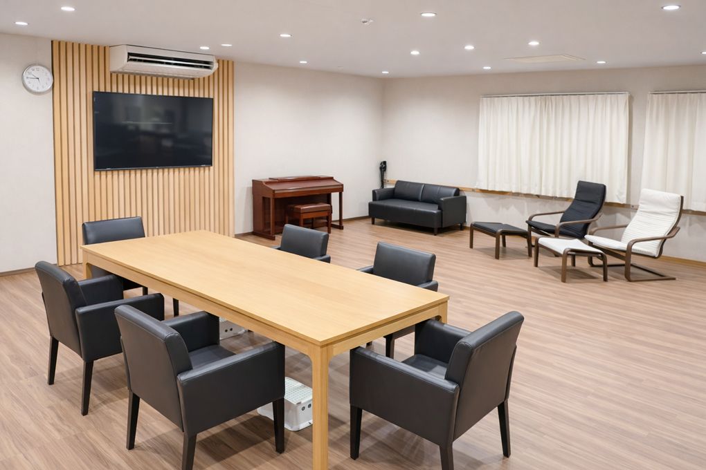 イスとテーブルが置いてある施設内の様子。木の風合いを活かした施設内