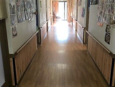 車いす２台ですれ違える幅の廊下の様子。両側の壁に手すりが取り付けてある