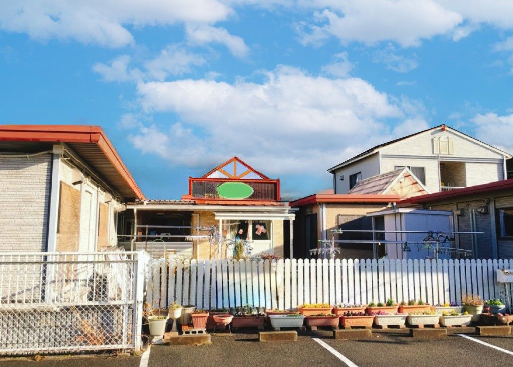 高齢男性の介助をする女性ヘルパー