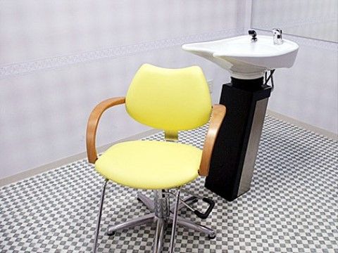 腰高から上部は大判の鏡が一面に設置されており、入居者様は専門のスタッフによるカットの様子を見ることができる。