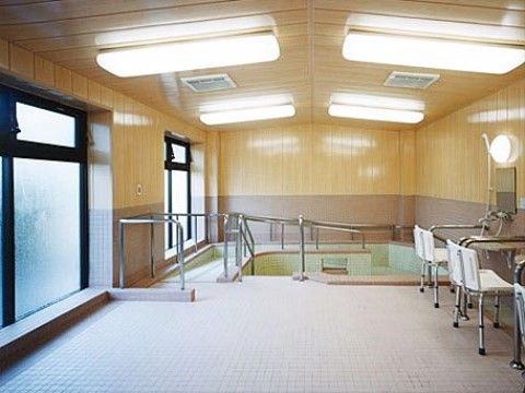 右側には介助用の椅子が設置されており、それより高い位置に水栓があるため、入居者様は座りながら楽に体を洗うことができる。