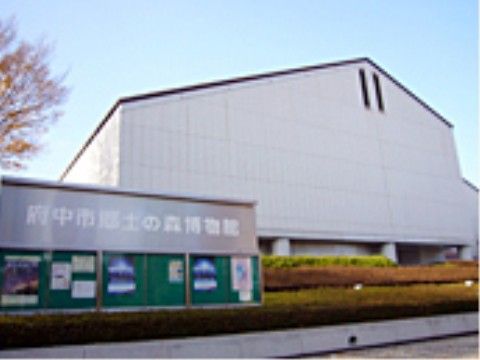 博物館の前には緑色の板の掲示板があり、展覧会などの告知を掲示した際には目立ちやすく通行する人の目に留まりやすい。