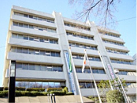 市役所は各フロアで担当する役割が決められており、施設で必要な書類などを所定の窓口まで出向き、揃えることができ、