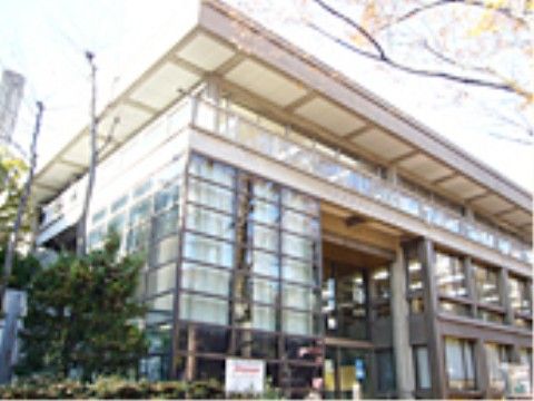 市立図書館の手前側は透明ガラスが設置されており、天井の高さも十分にあるため、明るく開放的な空間となっている。