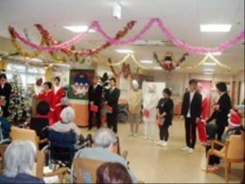 季節にちなんだイベントに集まっているスタッフや入居者様たち