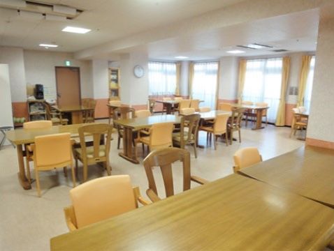 広々としたリビングには、テーブルと2種類の椅子がたくさん並べられている。部屋の一角には、コーヒーメーカーも用意されている。