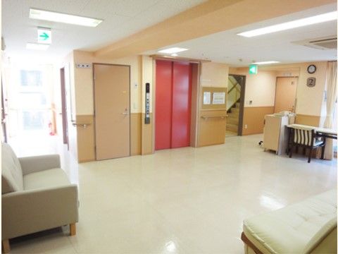 エレベーターホールはゆったりとした広さが確保されており、施設内の階段もエレベーターの隣りに設けられている。