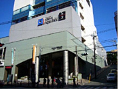 施設の最寄り駅は大きな建物となっており、お店や飲食店が併設されている。入口の前には、屋外スペースが広がっている。