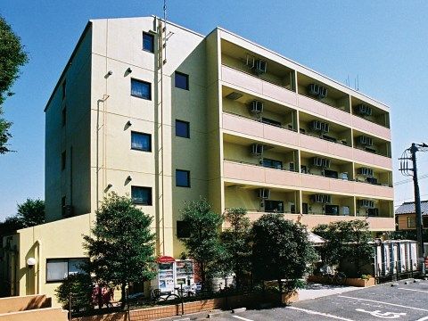 何本もの木々が生えていて、緑を身近に感じられる施設