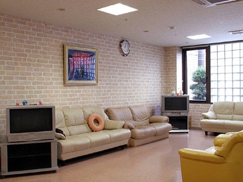 談話コーナーはおしゃれなレンガの壁となっており、絵画が1枚飾られている。ソファーがたくさん用意されている。