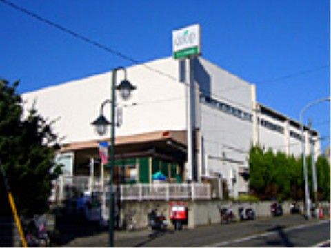 施設からすぐのところにはスーパーがあり、気軽に買い物を楽しむことができる。スーパーの前には、ポストが設置されている。