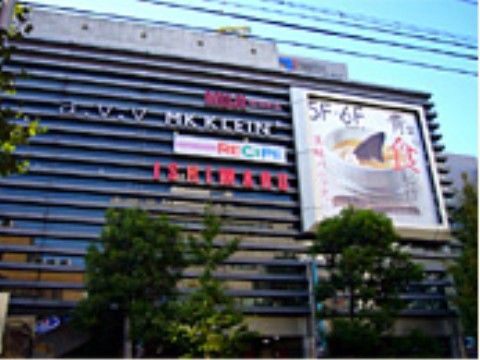 施設の最寄り駅のそばには、大型商業施設がある。買い物や食事などを1日中楽しむことのできる場所となっている。