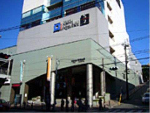 施設のそばには駅があり、お出かけや面会もしやすくなっている。駅前にはたくさんのお店があり、買い物もできる。