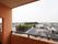 住宅街の見える景観の老人ホーム