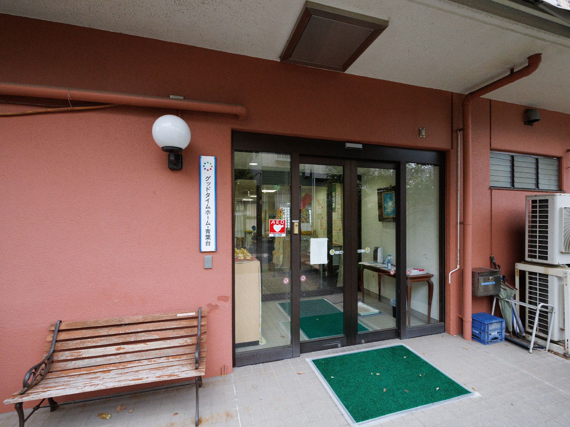 ベンチのある玄関