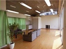 観葉植物やソファが置かれた共有スペースの一角には、キッチンもある。